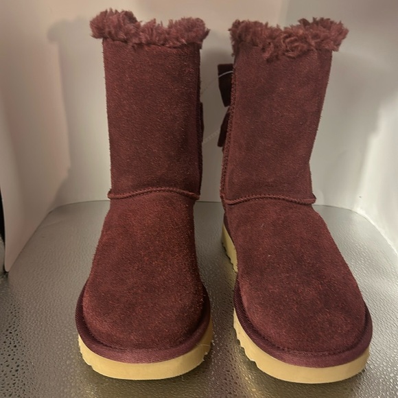 UGG snow boots size women’s five. Absolutely adorable burgundy color with bows. - Picture 1 of 5